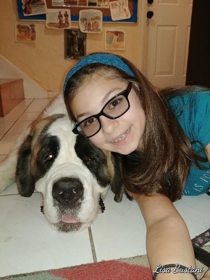 chien d'assistance et petite fille malvoyante
